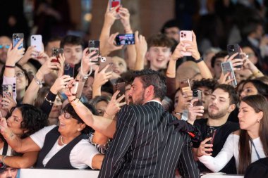 Roma, İtalya - 26 Ekim: İtalyan aktör Michele Morrone, 19. Roma Film Festivali sırasında Oditoryum Parco Della Musica 'da kırmızı halıya katıldı.