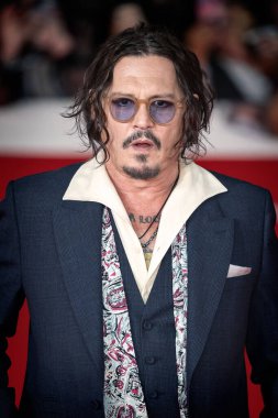 Roma, İtalya - 26 Ekim: Amerikalı aktör Johnny Depp, 19. Roma Film Festivali sırasında Auditorium Parco Della Musica 'da kırmızı halıya katıldı.