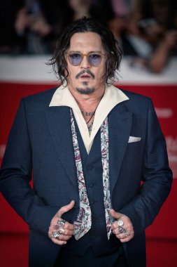 Roma, İtalya - 26 Ekim: Amerikalı aktör Johnny Depp, 19. Roma Film Festivali sırasında Auditorium Parco Della Musica 'da kırmızı halıya katıldı.
