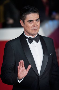 Roma, İtalya - 26 Ekim: İtalyan aktör Riccardo Scamarcio, 19. Roma Film Festivali sırasında Auditorium Parco Della Musica 'da kırmızı halıya katıldı.