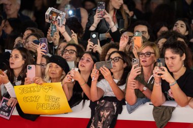 Roma, İtalya - 26 Ekim: Oditoryum Parco Della Musica 'daki 19. Roma Film Festivali sırasında kırmızı halıda hazır bulunan ünlüler için çıldıran taraftarlar kalabalığı.