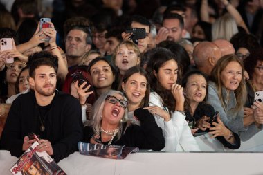 Roma, İtalya - 26 Ekim: Oditoryum Parco Della Musica 'daki 19. Roma Film Festivali sırasında kırmızı halıda hazır bulunan ünlüler için çıldıran taraftarlar kalabalığı.