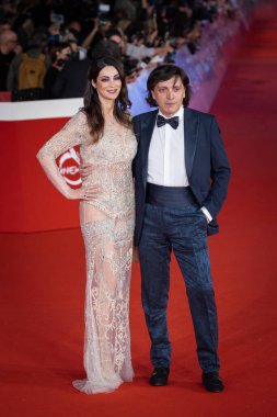 Roma, İtalya - 26 Ekim: Manuela Arcuri ve Anton Giulio Grande, 19. Roma Uluslararası Film Festivali sırasında Oditoryum Parco Della Musica 'da kırmızı halıya katıldılar.