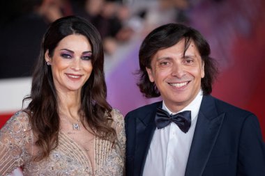 Roma, İtalya - 26 Ekim: Manuela Arcuri ve Anton Giulio Grande, 19. Roma Uluslararası Film Festivali sırasında Oditoryum Parco Della Musica 'da kırmızı halıya katıldılar.