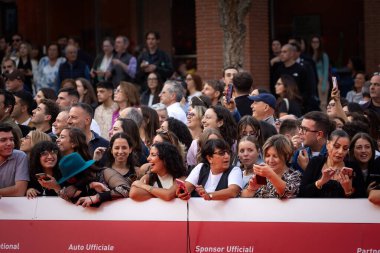 Roma, İtalya - 26 Ekim 2024: Oditoryum Parco Della Musica 'daki 19. Roma Film Festivali sırasında taraftarlar kırmızı halıda hazır bulundu