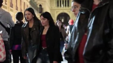 Napoli, İtalya - 9 Kasım 2024: İnsanlar kentin tarihi merkezindeki tarihi Galleria Umberto I 'i ziyaret ederken bir araya geldiler.