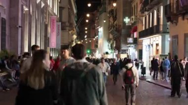 Napoli, İtalya - 9 Kasım 2024 Via Toledo, şehrin tarihi merkezinde yürüyen insanlarla dolu..