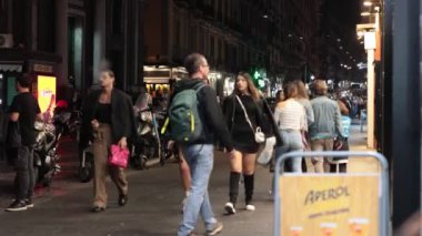Napoli, İtalya - 9 Kasım 2024: Şehrin tarihi merkezinde Via Toledo halkı, vatandaşları ve turistlerle dolup taşıyor..