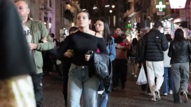 Napoli, İtalya - 9 Kasım 2024 Via Toledo, şehrin tarihi merkezinde yürüyen insanlarla doludur..