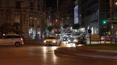 Napoli, İtalya - 9 Kasım 2024: Arabalar ve motosikletler akşam trafiğinde yavaşça geçer. Şehir merkezinin sokaklarında trafik vardı..