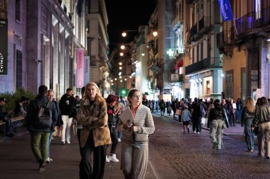 Napoli, İtalya - 9 Kasım 2024: Şehrin tarihi merkezinde çok ünlü Via Toledo, günün ve gecenin her saatinde yürüyen insanlarla doluydu. Şehir hayatı akşam ışıklarında.