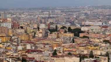 Napoli, İtalya - 11 Ekim 2024: Vomero tepesinden antik Castel dell 'Ovo ile körfez denizine kadar Napoli' nin panoramik manzarası.