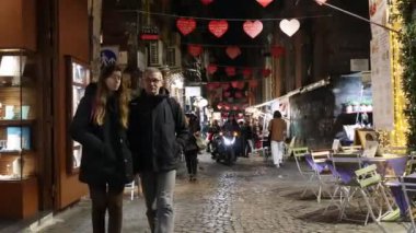 Napoli, İtalya - 12 Aralık 2024: Via San Biagio dei Librai Campania başkentinin göbeğinde, Spaccanapoli olarak da bilinen, her zaman insanlarla dolu bir caddedir..