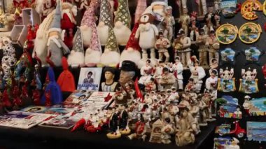 Napoli, İtalya - 12 Aralık 2024: San Gregorio Armeno 'da yerel el yapımı eşyalarla oyalama, ünlü Noel hediyesi sokağı.