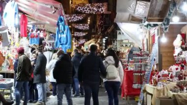 Napoli, İtalya - 12 Aralık 2024: Via di San Gregorio Armeno, tarihi şehir, çok sayıda yerel el sanatları tezgahının varlığı nedeniyle Noel tatili boyunca bir turizm beldesi.