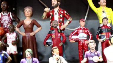 Napoli, İtalya - 12 Aralık 2024: San Gregorio Armeno 'daki ünlü Noel hediyeleri sokağı Ferrari takımında F1 şampiyonu Lewis Hamilton' ı tasvir eden el yapımı biblo.