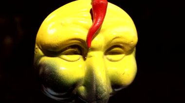 Napoli, İtalya - 12 Aralık 2024: San Gregorio Armeno 'nun ünlü Noel hediyeleri sokağı Pulcinella' nın el yapımı renkli maskesi.