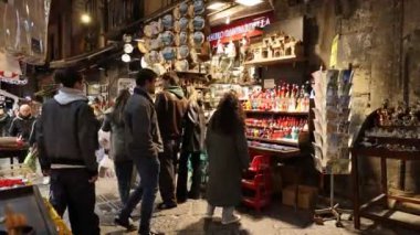 Napoli, İtalya - 12 Aralık 2024: Via di San Gregorio Armeno, tarihi şehir, çok sayıda yerel el sanatları tezgahının varlığı nedeniyle Noel tatili boyunca bir turizm beldesi.