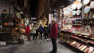 Napoli, İtalya - 12 Aralık 2024: Via di San Gregorio Armeno, tarihi şehir, çok sayıda yerel el sanatları tezgahının varlığı nedeniyle Noel tatili boyunca bir turizm beldesi.