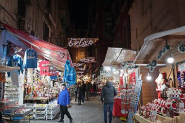 Napoli, İtalya - 12 Aralık 2024: Via di San Gregorio Armeno, tarihi şehir, çok sayıda yerel el sanatları tezgahının varlığı nedeniyle Noel tatili boyunca bir turizm beldesi.