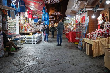 Napoli, İtalya - 12 Aralık 2024: Via di San Gregorio Armeno, tarihi şehir, çok sayıda yerel el sanatları tezgahının varlığı nedeniyle Noel tatili boyunca bir turizm beldesi.