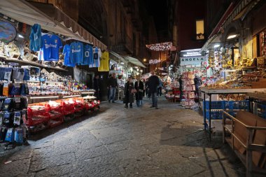 Napoli, İtalya - 12 Aralık 2024: Via di San Gregorio Armeno, tarihi şehir, çok sayıda yerel el sanatları tezgahının varlığı nedeniyle Noel tatili boyunca bir turizm beldesi.