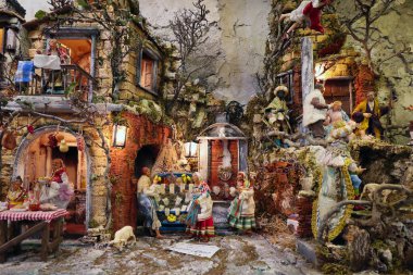 Napoli, İtalya - 12 Aralık 2024: Şehrin tarihi merkezindeki ünlü Noel hediyeleri sokağı San Gregorio Armeno tezgahlarında İsa 'nın doğumu sahneleri satılıktır..