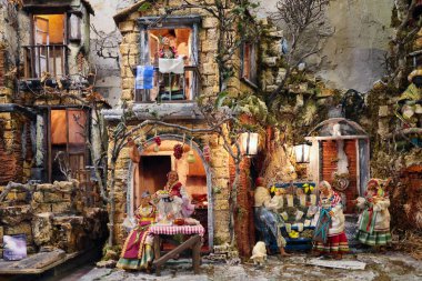 Napoli, İtalya - 12 Aralık 2024: Şehrin tarihi merkezindeki ünlü Noel hediyeleri sokağı San Gregorio Armeno tezgahlarında İsa 'nın doğumu sahneleri satılıktır..