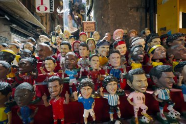 Napoli, İtalya - 24 Aralık 2021: Napoli 'de San Gregorio Armeno' da satışta olan din, müzik, sanat, spor ve siyaset dünyasından ünlüleri resmeden el boyaması terracotta heykelcikler.