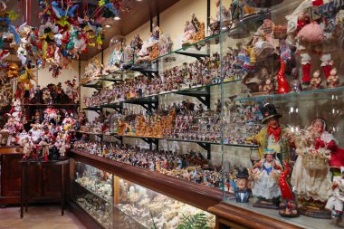 Napoli, İtalya - 12 Aralık 2024: Doğum sahnesi çobanları ve Noel tatili ile ilgili el yapımı eşyaların satışı için San Gregorio Armeno 'da, şehrin tarihi merkezinde.