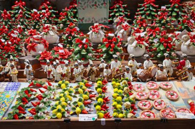 Napoli, İtalya - 24 Aralık 2021: San Gregorio Armeno 'nun ahırlarında satılık olan ünlü capodimonte seramikleriyle yapılmış Noel nesneleri.