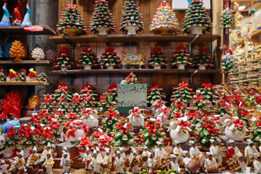 Napoli, İtalya - 24 Aralık 2021: San Gregorio Armeno 'nun ahırlarında satılık olan ünlü capodimonte seramikleriyle yapılmış Noel nesneleri.