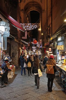 Napoli, İtalya - 12 Aralık 2024: Via di San Gregorio Armeno, tarihi şehir, çok sayıda yerel el sanatları tezgahının varlığı nedeniyle Noel tatili boyunca bir turizm beldesi.