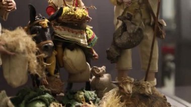 Hristiyan geleneklerine göre İsa 'nın doğum sahnesinin baş kahramanlarının sanatsal doğum sahnelerini ve minyatür kopyalarını tamamlayın. Senaryo, çobanlar ve minyatürler.