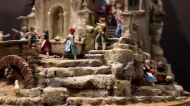 Hristiyan geleneklerine göre İsa 'nın doğum sahnesinin baş kahramanlarının sanatsal doğum sahnelerini ve minyatür kopyalarını tamamlayın. Senaryo, çobanlar ve minyatürler.