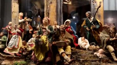 Hristiyan geleneklerine göre İsa 'nın doğum sahnesinin baş kahramanlarının sanatsal doğum sahnelerini ve minyatür kopyalarını tamamlayın. Senaryo, çobanlar ve minyatürler.