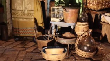 Hristiyan geleneklerine göre İsa 'nın doğum sahnesinin baş kahramanlarının sanatsal doğum sahnelerini ve minyatür kopyalarını tamamlayın. Senaryo, çobanlar ve minyatürler.