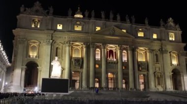 Roma, İtalya - 25 Aralık 2024: Vatikan 'da Aziz Peter Bazilikası' nın ön cephesi Noel günü akşam saatlerinde aydınlandı.