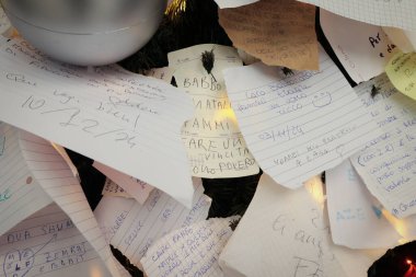 Napoli, İtalya - 11 Aralık 2024: Merkez Tren İstasyonu 'nda Noel ağacı kuruldu ve oradan geçen insanlar Noel Baba' ya dileklerini ve isteklerini bir sürü notla ilettiler..