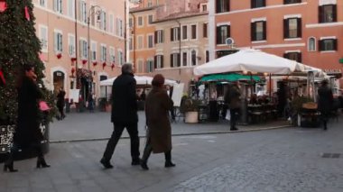 Roma, İtalya - 26 Aralık 2024: Başkentin tarihi merkezinde, Lucina 'daki Piazza San Lorenzo' da Noel tatili sırasında şehir hayatı.
