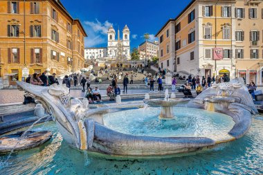 Roma, İtalya - 26 Aralık 2024: Çok ünlü Piazza di Spagna 'da günlük yaşamın manzarası garip bir şekilde kalabalık değil. Ön planda, Barcaccia çeşmesi, ve arka planda İspanyol Merdivenleri, şehrin tarihi merkezinde.