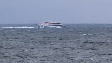 Napoli, İtalya - 11 Ekim 2024: Napoli Körfezi adaları ile bağlantı kurmak amacıyla, yolcuları taşımak için kullanılan hidrofolyo dalgalı sularda yol alır..