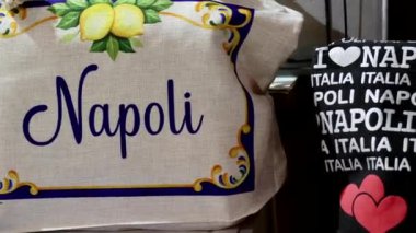 Napoli, İtalya - 11 Ekim 2024: Napoli şehrinin tipik cihazları satışa sunuldu. Şehrin turistik araç gereçlerine yakın çekim.