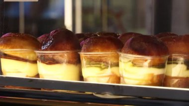 Napoli, İtalya - 28 Ocak 2025: Lezzetli tipik Napoli tatlıları satan bir pastanenin penceresi, bebek. Yemeye hazır tatlılar.