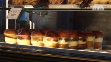 Napoli, İtalya - 28 Ocak 2025: Lezzetli tipik Napoli tatlıları, bab ve pastiere içeren bir pastanenin penceresi. Yemeye hazır tatlılar.