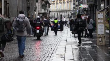 Napoli, İtalya - 28 Ocak 2025: Şehrin tarihi merkezinde, Toledo üzerinden kalabalık şehir hayatı. Yayaların olduğu bölgede insanlar sokakta yürüyor..