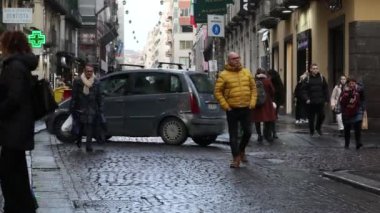 Napoli, İtalya - 28 Ocak 2025: Şehrin tarihi merkezinde, Toledo üzerinden kalabalık şehir hayatı. Yayaların olduğu bölgede insanlar sokakta yürüyor..