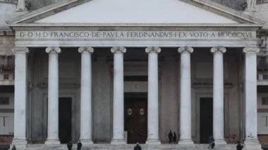 Napoli, İtalya - 28 Ocak 2025: Neoklasik mimarinin en önemli örneklerinden biri olarak kabul edilen Piazza del Plebiscito 'daki San Francesco di Paola Kraliyet Pontifik Bazilikası' nın girişi. Ön cephe bir zamirle karakterize edilir..