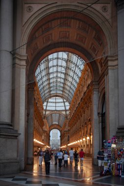 Milan, İtalya - 26 Ağustos 2013: Neo-Rönesans tarzında inşa edilen Galleria Vittorio Emanuele II 'ye giriş, Avrupa' nın demir mimarisinin en ünlü örneklerinden biridir..