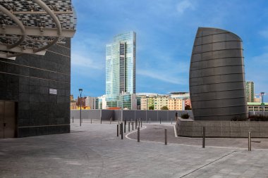 Milan, İtalya - 25 Ağustos 2013: İtalya 'nın Milano kentindeki Porta Nuova' nın modern gökdeleni. Porta Nuova 'nın yeni ilçesinde Gai Aulenti Meydanı.